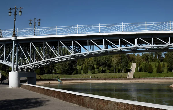 Prvek most, světel, Lucerna v parku proti obloze — Stock fotografie