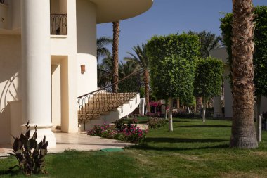 Hurghada, Makadi Bay, Mısır ,12 Haziran 2018 yeşil çimlere karşı sütunlar ve geçitler ile otel binasında yan merdiven