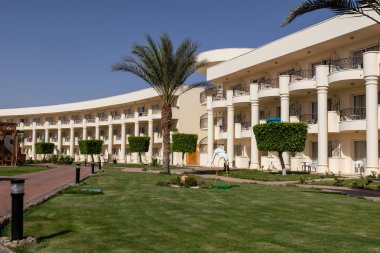 Hurghada, Makadi Bay, Mısır ,12 Haziran 2018 yeşil çim arka planda sütun ve balkonlu otel binasının cephesi