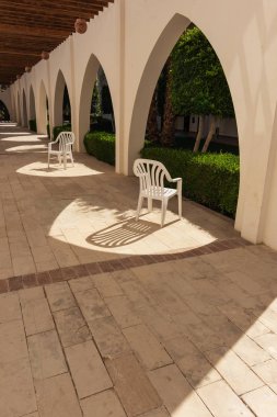 Hurghada, Makadi Bay, Mısır, 12 Haziran 2018 kemerli ve koridorda geometrik gölgeler