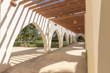 Hurghada, Makadi Bay, Mısır, 12 Haziran 2018 kemerli ve koridorda geometrik gölgeler