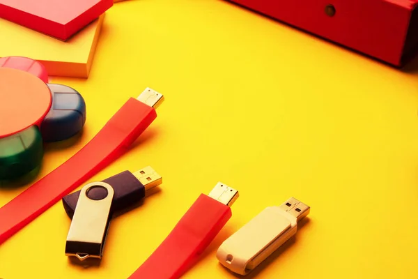 Farklı boyutlarda, renklerde ve şekillerde USB flash sürücüler, masaüstünde kırtasiye