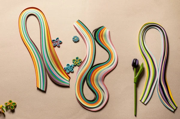 色紙のキリングストリップを背景に紙の花と人工チューリップをキリング — ストック写真