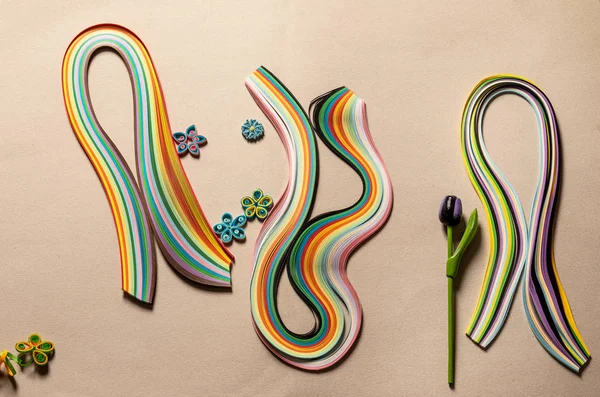 Quilling Papper Blommor Och Konstgjord Tulpan Mot Bakgrund Färgade Papper — Stockfoto