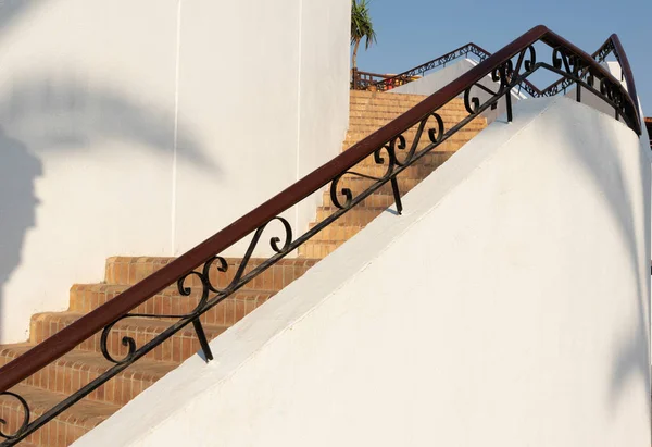 Holzgeländer Mit Metalldekor Element Detail Einer Treppe Vor Backsteintreppe Und — Stockfoto