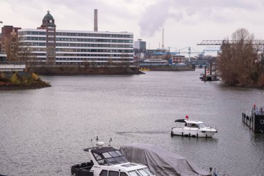 Noel aksesuarı, bina ve saat arka planda koyda yağmurda yat ta Noel Baba şapkası
