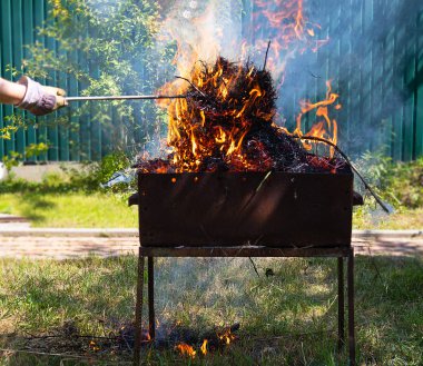ızgara, alev ve duman ızgara, yangın, yangın neden, bahçede barbekü yanan, Kuru Çim yanan yangın