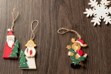 Ahşap vintage Noel ağacı süslemeleri yeni yıl karakterleri ile Noel arka plan 