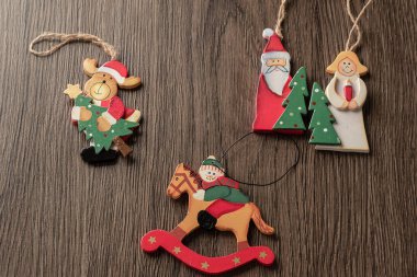 Koyu arka plan üzerinde Noel muhteşem ahşap Noel ağacı süslemeleri