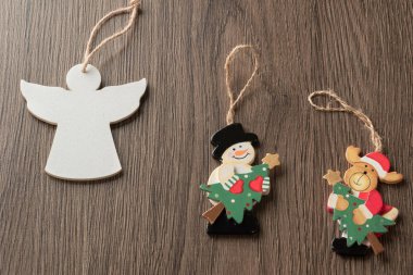 noel meleği, kardan adam, ahşap koyu arka plan üzerinde santa geyik