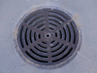 sokak tozu yuvarlak kanalizasyon rögar üst görünüm yuvarlak şekil