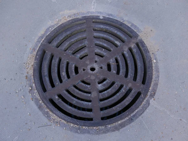 sokak tozu yuvarlak kanalizasyon rögar üst görünüm yuvarlak şekil