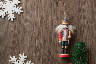 ahşap fındıkkıran ve beyaz kar taneleri ile noel arka plan