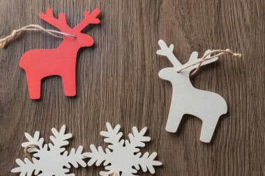 Koyu ahşap arka plan üzerinde Santa deers ile Noel resmi