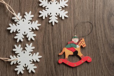 Noel kardan adam ve beyaz kar taneleri karanlık bir arka plan üzerinde rustik tarzı, Noel kartı