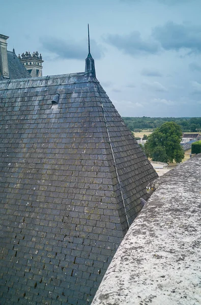 タイル屋根の上部とコンクリート手すりの断片 テクスチャの背景 — ストック写真