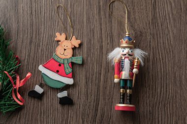 ahşap arka plan üzerinde fındıkkıran ve noel baba, noel dekorasyon