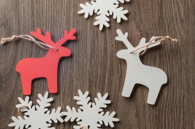 Noel kartı, dekoratif beyaz kar taneleri ve Noel Baba geyiği