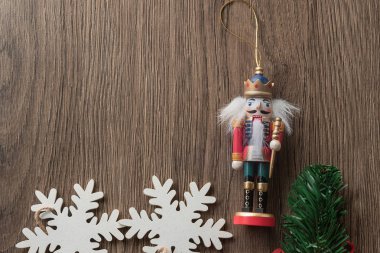 dokusal arka plan, noel kartı üzerinde izole fındıkkıran asker ve beyaz kar taneleri