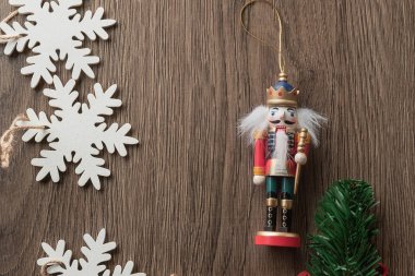 fındıkkıran ile noel kompozisyon, rustik arka plan üzerinde kar taneleri, tatil arka plan