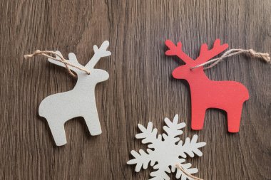 Noel dekor, dekoratif beyaz kar taneleri ve Noel Baba geyiği, Noel kartı