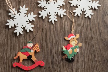 vintage ahşap oyuncaklar, kar taneleri, kardan adam ve santa geyik ile noel kompozisyon