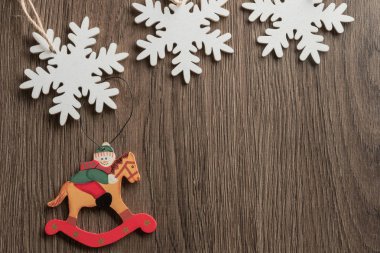 Bir kardan adam ve kar taneleri ile Noel ve Yeni Yıl kartı, metin için yer