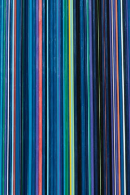 farklı renklerde ince parlak çizgilerin çizgili arka planı