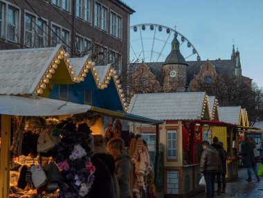 Geleneksel Yeni Yıl Fuarı 'nda Noel pazarından alışveriş, Düsseldorf, Almanya 10 Aralık 2018