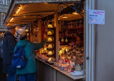 Geleneksel Yeni Yıl Fuarı 'nda Noel pazarından alışveriş, Düsseldorf, Almanya 10 Aralık 2018
