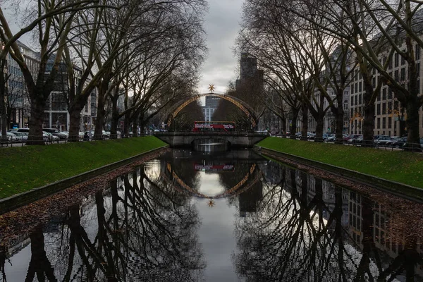 Odraz Stromů Kanálu Düsseldorf Pohled Vánoce Düsseldorf Německo Prosince 2018 — Stock fotografie