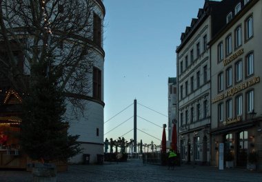 10 Aralık 2018 'de Dusseldorf, Almanya' da, meydandaki binalar arasındaki köprü manzarası