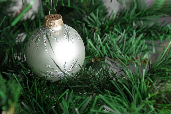 Bola Natal Brilhante Árvore Natal Bola Natal Fundo Verde Cartão — Fotografia de Stock