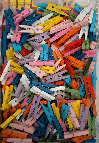 Renkli mandallardan soyut arkaplan. Kutudaki tahta mandallar.