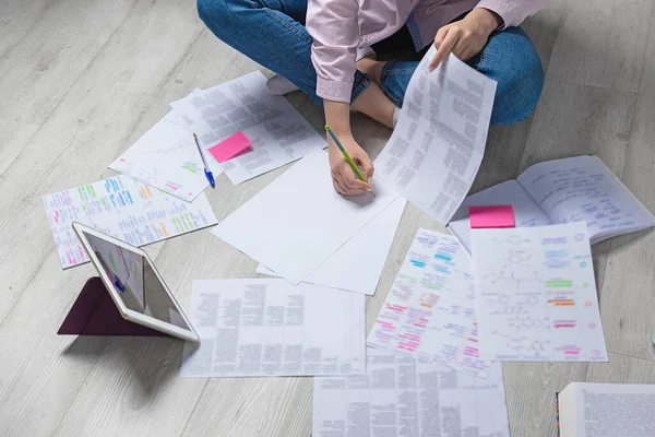 Kağıdın arka planında kurşun kalem olan el. Çevrimiçi eğitim kavramı.