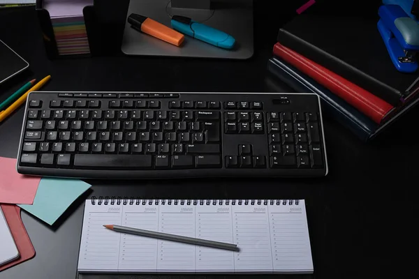 Bloc Notes Avec Crayon Devant Clavier Moniteur Sur Fond Papeterie — Photo