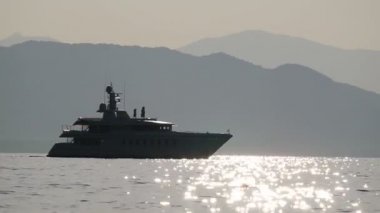 Gemi çerçeve gidin. Arka planda kayalar. Doğru küçük bir tekne.