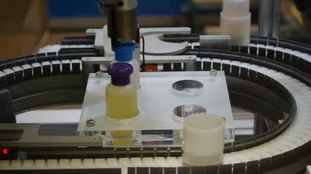Maszyna automatycznie przenosi płyn pęcherzyki na taśmy produkcyjne. — Wideo stockowe