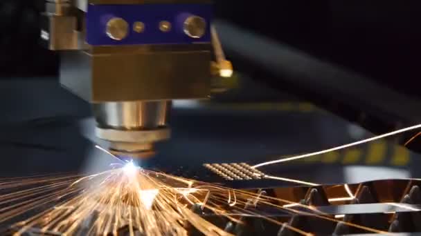 De laser machine snijdt een stuk ijzer. Vonken vliegen in alle richtingen. Mechanische werkzaamheden. — Stockvideo