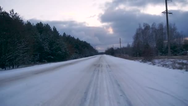 Зимняя дорога в лесу. — стоковое видео