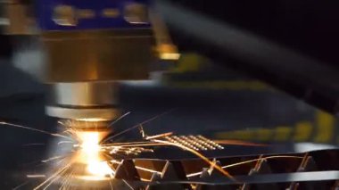 Makine lazer demir parçası keser. Her yöne kıvılcımlar. Yakın çekim.