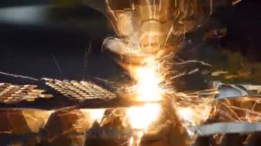 Makine lazer demir parçası keser. Sparks yakın çekim