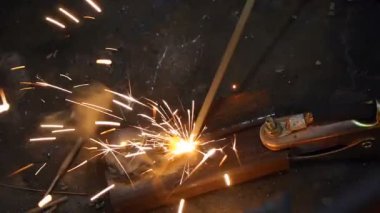 Karanlıkta inşaat sahasında yanıp söner ve Kaynak kıvılcım sürü iş.