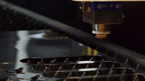 The machine laser cuts out a piece of iron. Sparks fly in all directions. — Stock Video