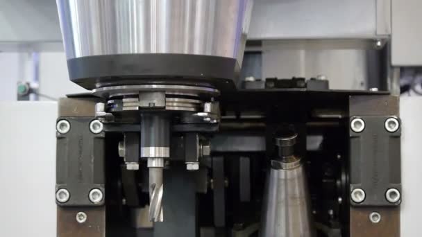 Automated drill changing headpiece. — Stock Video