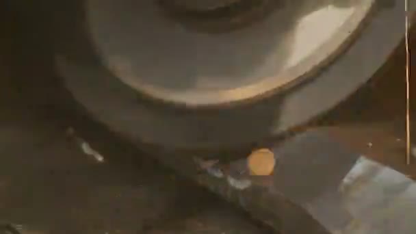 Scie à découper le métal. La scie à métaux coupe un acier. Les étincelles volent dans toutes les directions 