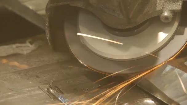 Metal Cutting Saw. Pemotongan logam melihat pemotongan baja. Sparks terbang ke segala arah . — Stok Video