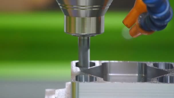 Centro de mecanizado vertical CNC para el procesamiento de metales . — Vídeo de stock