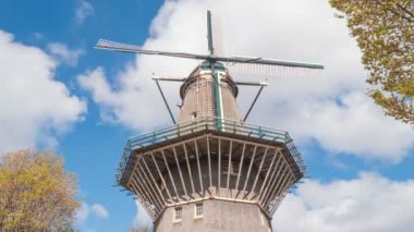 Zaman atlamalı mill. Gökyüzü değirmen uçuyor. 4k.