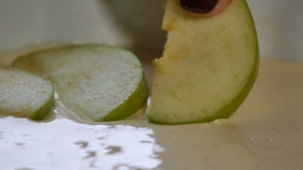 Vrouw maken appeltaart. Cook zet apple plakjes in de pan bakken. Gesneden appels op cake beslag in de pan bakken. Close-up. — Stockvideo